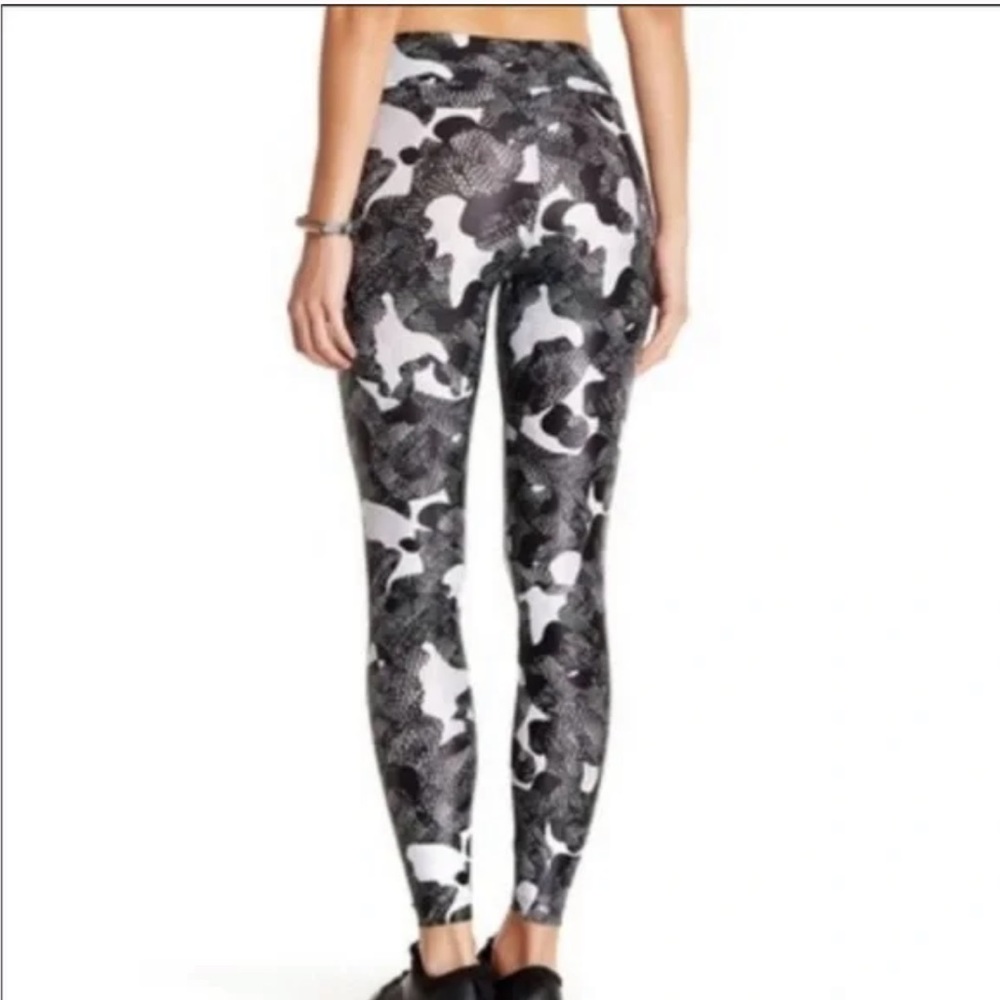 KORAL Lustrous Coated Snake Camo Black Hi Rise Leggings S - Picture 2 of 10
